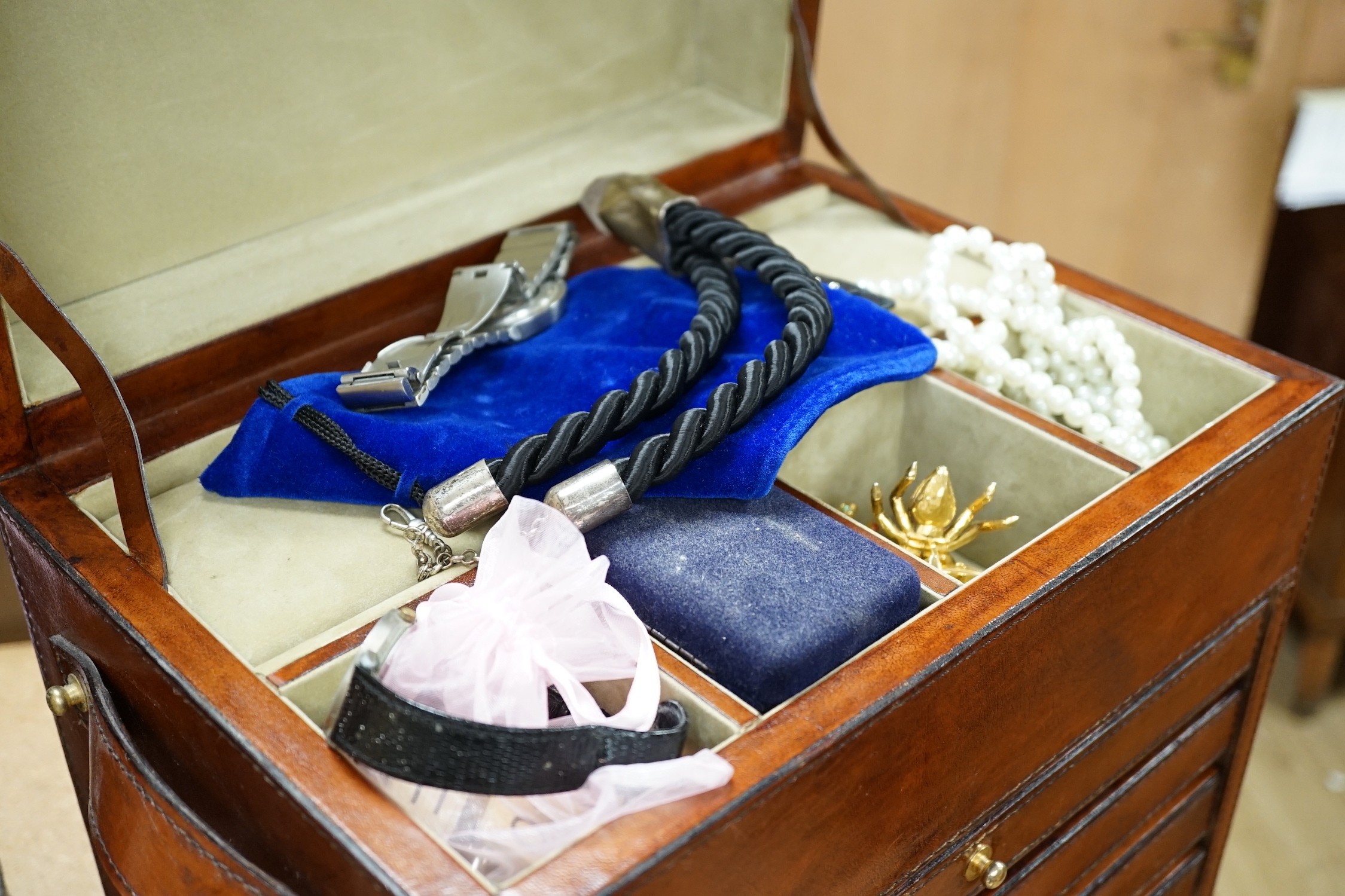 A leather case of mostly Gresham Blake cufflinks